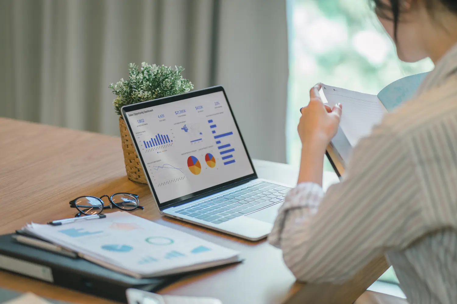Geschäftsfrau mit Diagrammen und Charts zur Analyse von Marktdaten